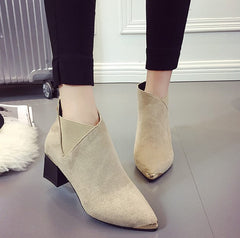 Botines de piel sintética con tacón cuadrado y adornos metálicos