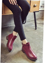 Flache Stiefel mit dekorativer Schnalle