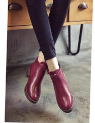 Flache Stiefel mit dekorativer Schnalle