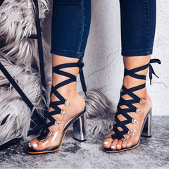 Transparente Sandalen aus PVC mit quadratischem Absatz und überkreuzten Bändern