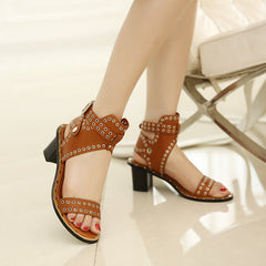 Lässige Sandalen mit Knöchelriemen