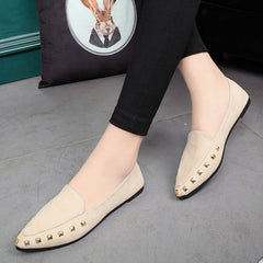 Flache Loafer mit Nietenverzierung