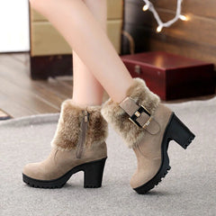 Plüschstiefel mit hohem Absatz und dekorativen Schnallen