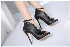 Lässige Pumps mit Schnallenriemen