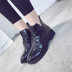 Kurze Stiefel aus Lackleder mit niedrigem Absatz