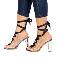 Transparente Sandalen aus PVC mit quadratischem Absatz und überkreuzten Bändern