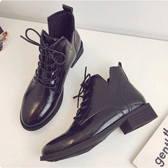 Kurze Stiefel aus Lackleder mit niedrigem Absatz