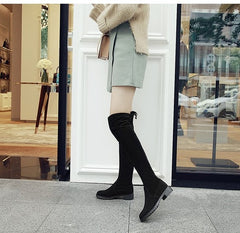 Flache Overknee-Stiefel aus Flock-Stretch