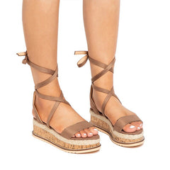 Flache Plateau-Sandalen mit Kreuzriemen