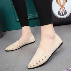 Flache Loafer mit Nietenverzierung