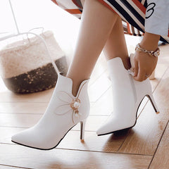 Botines de tacón alto con flor decorativa