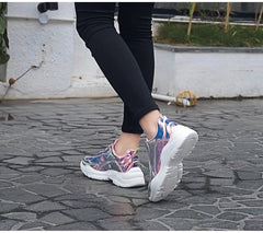 Glänzende Schnürsneaker