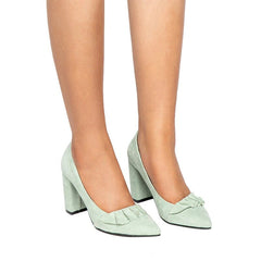 Wildlederpumps mit quadratischem Absatz und Rüschen