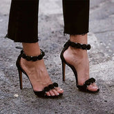 Flock-Sandalen mit hohem Absatz und Knöchelriemen und Nieten