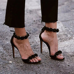 Flock-Sandalen mit hohem Absatz und Knöchelriemen und Nieten