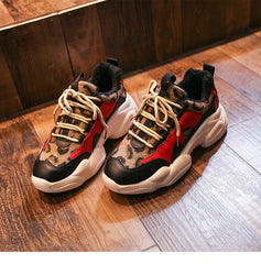 Sneakers mit Leopardenmuster in verschiedenen Farben