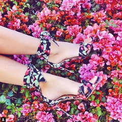 Sandalias florales con tiras en el tobillo y tacón fino con nudo de mariposa