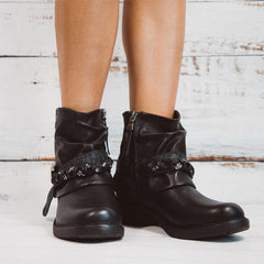 Botines de punta redonda con adornos metálicos