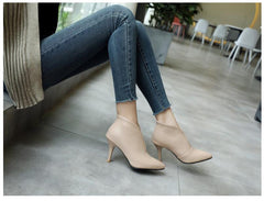 Stiefeletten mit V-Ausschnitt und hohem Absatz