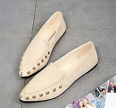 Flache Loafer mit Nietenverzierung