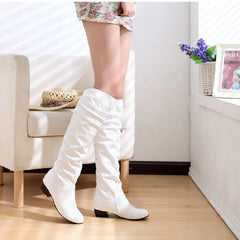 Hohe Stiefel mit niedrigem Absatz