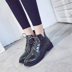 Kurze Stiefel aus Lackleder mit niedrigem Absatz