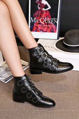 Botines de piel sintética con hebillas decorativas