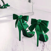 Hochhackige Sandalen mit Schmetterlingsknoten