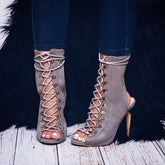 Flock Stiefeletten mit hohem Absatz und T-Schnürung und Peep Toe