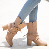 Stiefel aus Flock mit überkreuzten Schnürsenkeln und halbhoher Absatz