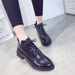 Kurze Stiefel aus Lackleder mit niedrigem Absatz