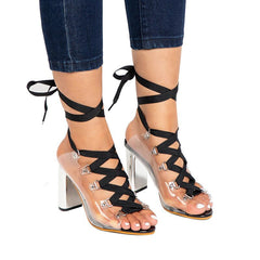 Transparente Sandalen aus PVC mit quadratischem Absatz und überkreuzten Bändern