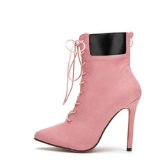 Stiefeletten aus Wildleder mit überkreuzten Schnürsenkeln und hohem Absatz