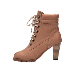 Stiefeletten mit Schnürung und quadratischem Absatz