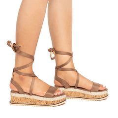 Flache Plateau-Sandalen mit Kreuzriemen