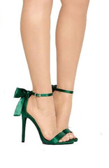 Hochhackige Sandalen mit Schmetterlingsknoten