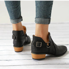 Stiefeletten mit niedrigem Absatz und Schnallen