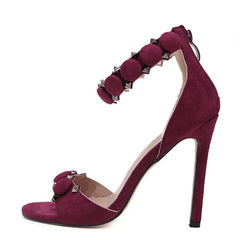 Flock-Sandalen mit hohem Absatz und Knöchelriemen und Nieten