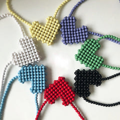 Handtasche mit Perlen und Herzmotiv