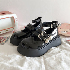 Klobige Sandalen mit Herzschnalle