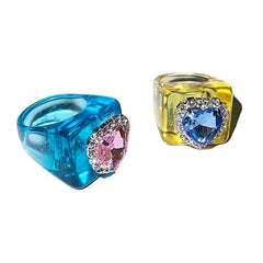 Ring aus Kunstharz mit Herz-Strass