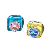 Ring aus Kunstharz mit Herz-Strass