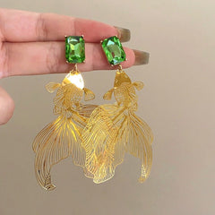 Ohrringe mit Koi-Fisch und grünem Stein