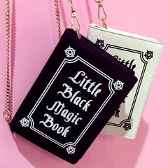 Pequeña bolsa de libros de magia negra