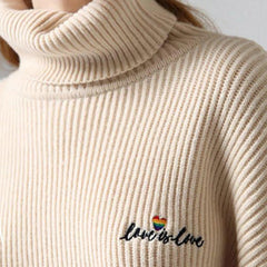 Hochgeschlossener Pullover „Love is Love“