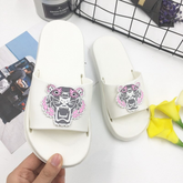 Lässige Flip-Flops mit Tiger-Print