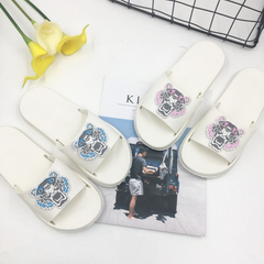 Chanclas casuales con estampado de tigre