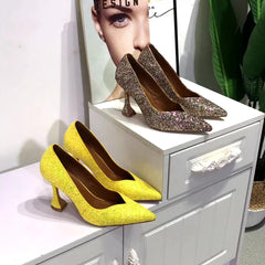 Tacones altos con punta puntiaguda y lentejuelas