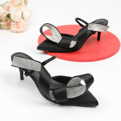 Tacones altos de aguja con tiras de diamantes de imitación y punta redonda