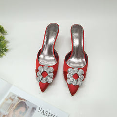 Sandalen mit Blumen- und Strassverzierung - Rot